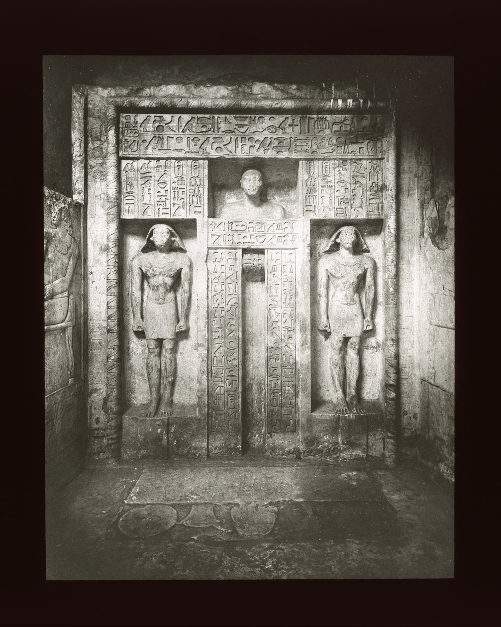 Nefer-Seshem-Ptah sírjának kápolnája, Sakkara, 6. dinasztia (lámpás csúszda) alkotó: American Photographer