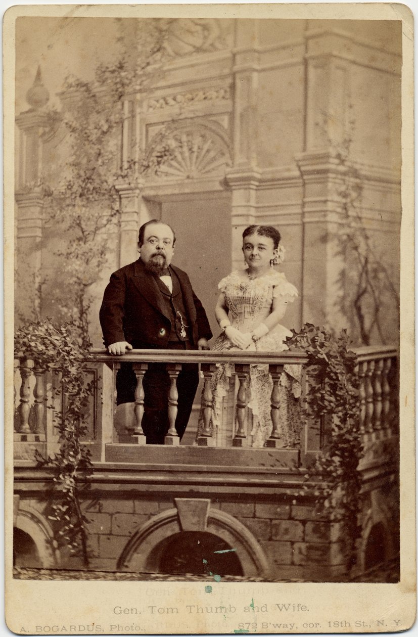 Charles Sherwood Stratton, álnév: Tom Thumb tábornok (1838-83) és Mercy Lavinia Warren Bump (1841-1919), felesége, Mrs. Tom Thumb néven ismert előadóművészek és törpök; fotó: A Bogardus, New York (al alkotó: American Photographer