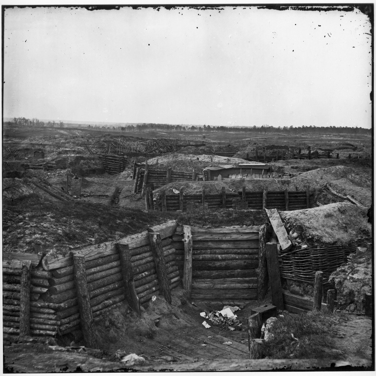 Konföderációs erődítmények a Chevaux-de-Frise-vel túl, Petersburg, Virginia, 1865. április alkotó: American Photographer