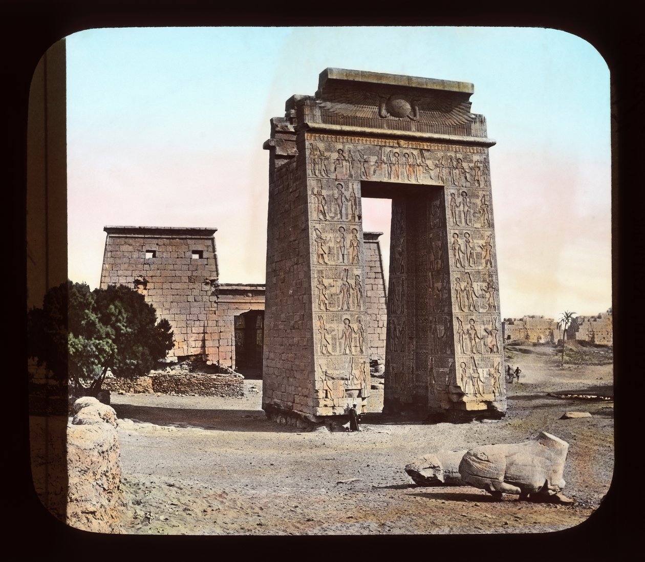 Egyiptom - Karnak-kapu és pilon (lámpás csúszda) alkotó: American Photographer