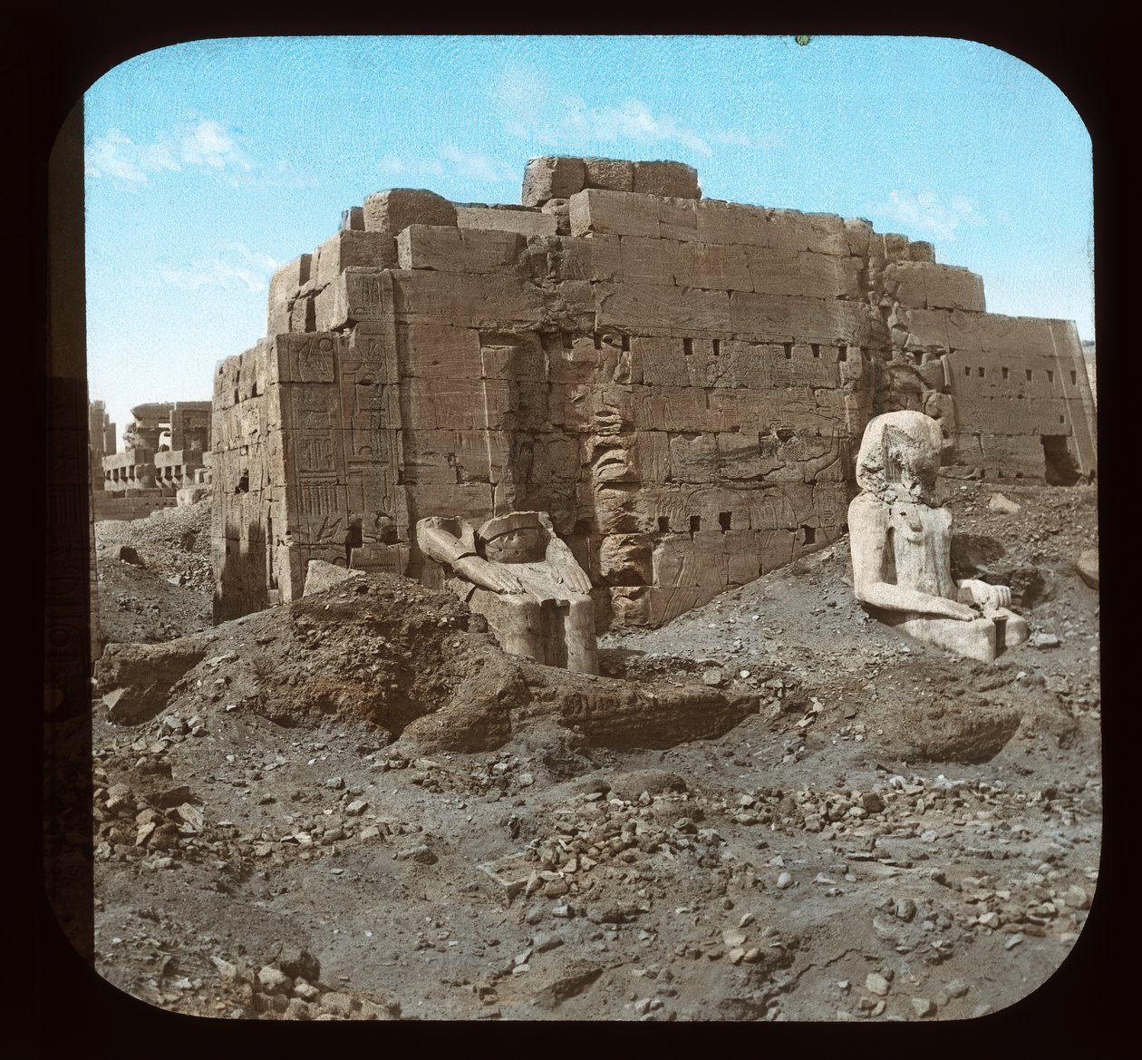 Egyiptom - Karnak, nagy szobrok (lámpás csúszda) alkotó: American Photographer