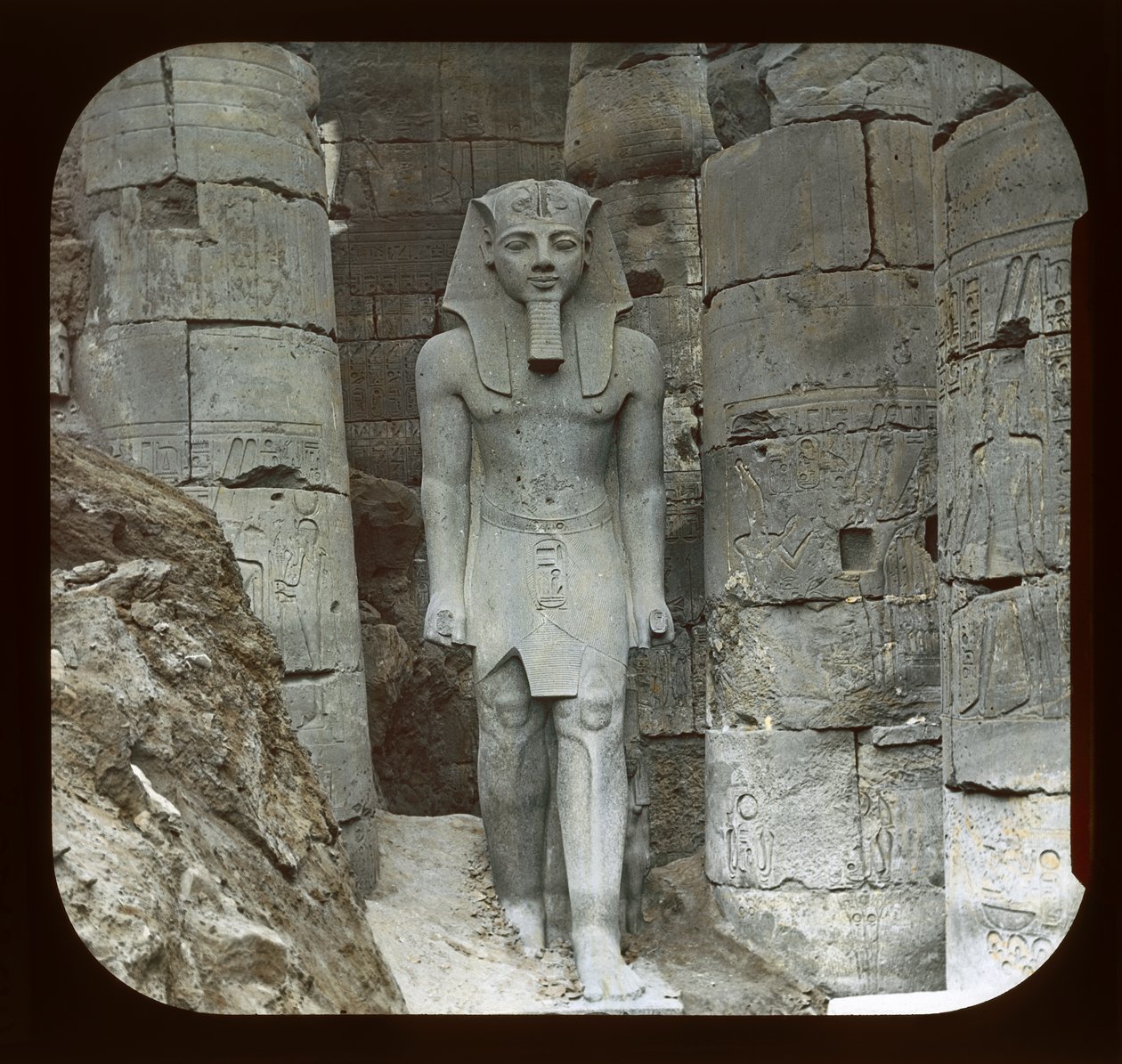 Egyiptom, II. Ramszesz szobra, Luxor (lámpás csúszda) alkotó: American Photographer