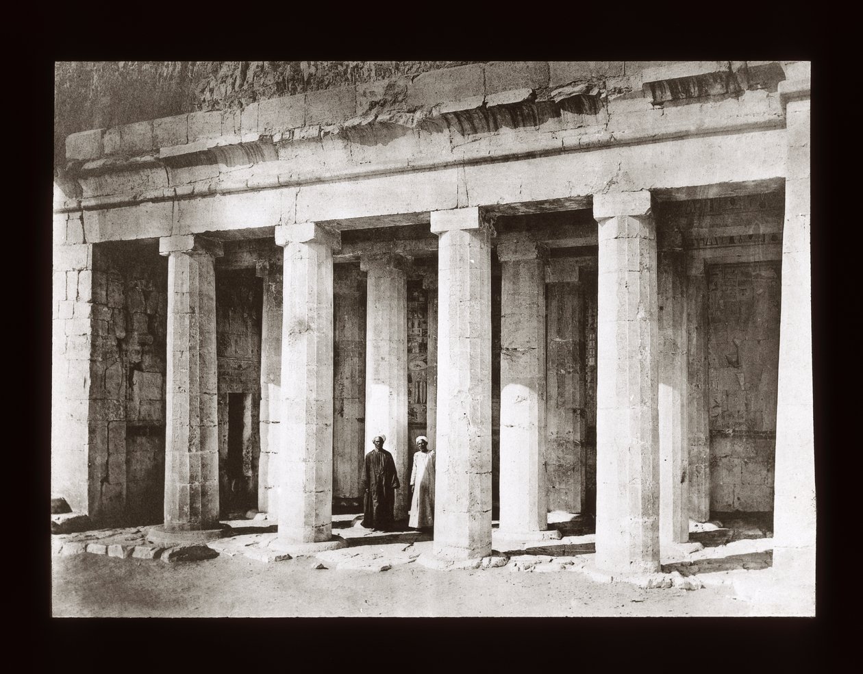 Anubisz kápolna homlokzata, a Deir El-Bahri nagy temploma (lámpás csúszda) alkotó: American Photographer