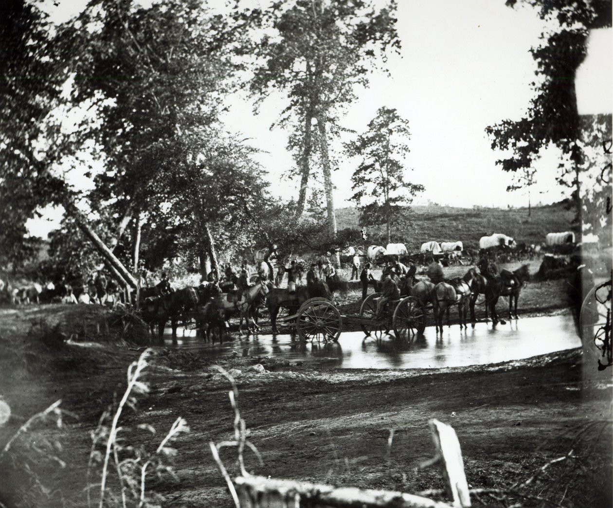 Szövetségi üteg átgázol a Rappahannock folyó mellékfolyóján a csata napján, Cedar Mountain, Virginia, 1862. augusztus 9. alkotó: American Photographer