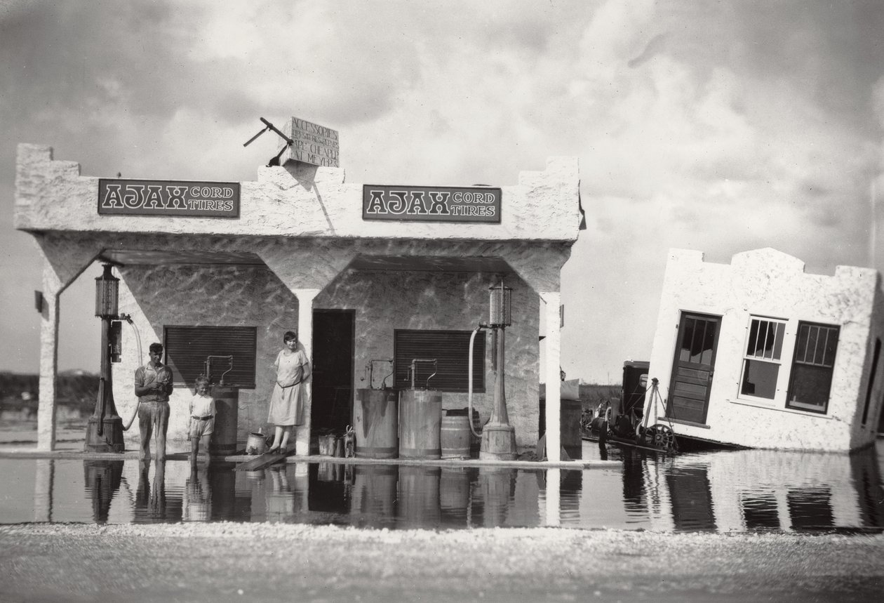 Töltőállomás, Hialeah, Florida az 1926-os hurrikánban, 1926 alkotó: American Photographer