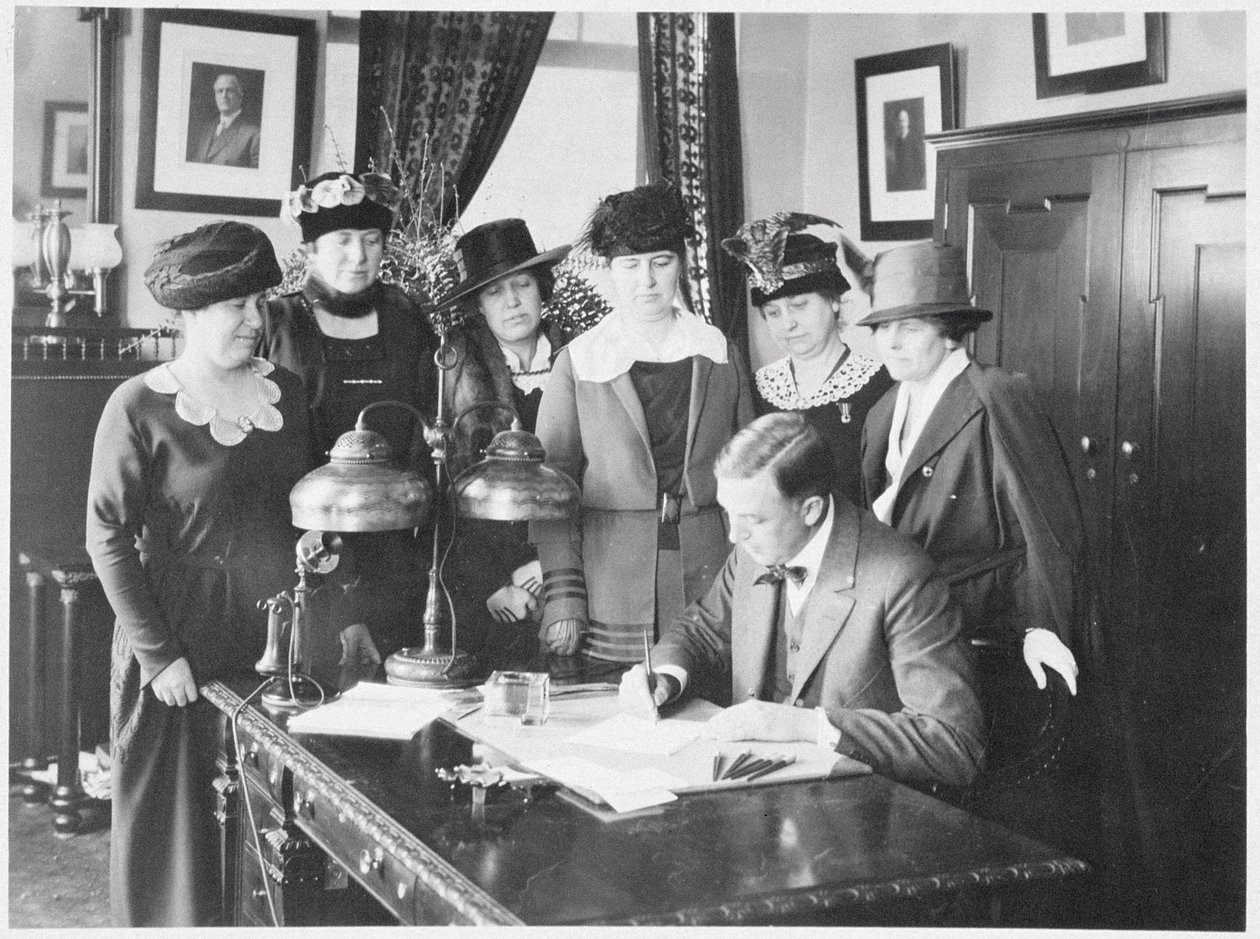 Carl Elias Milliken kormányzó aláírta a választójogi törvényt hat nő szemében, 1917 alkotó: American Photographer