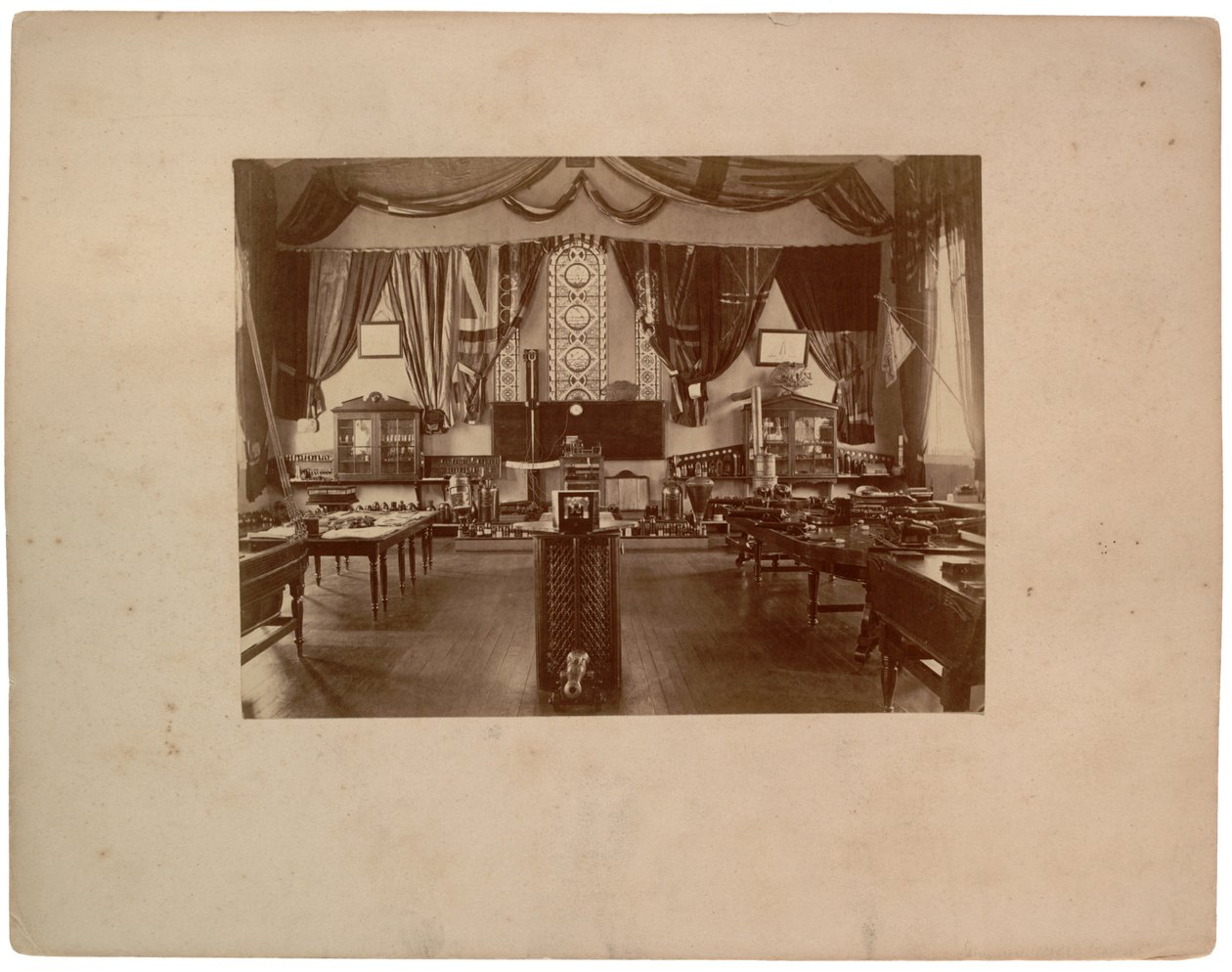 Tüzérségi modellszoba, 1870 körül (szépia fotó) alkotó: American Photographer