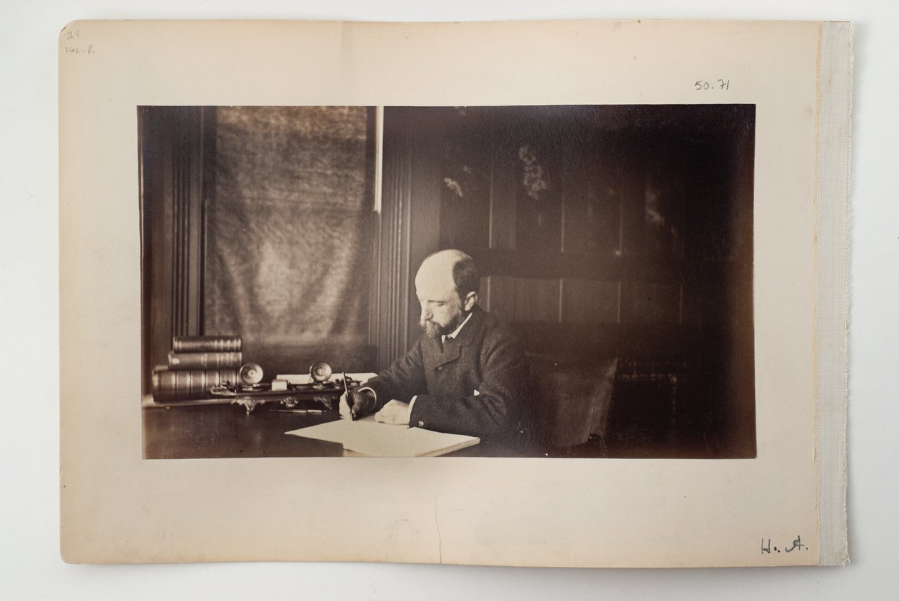 Henry Adams egy íróasztalnál ül, 1883 alkotó: American Photographer