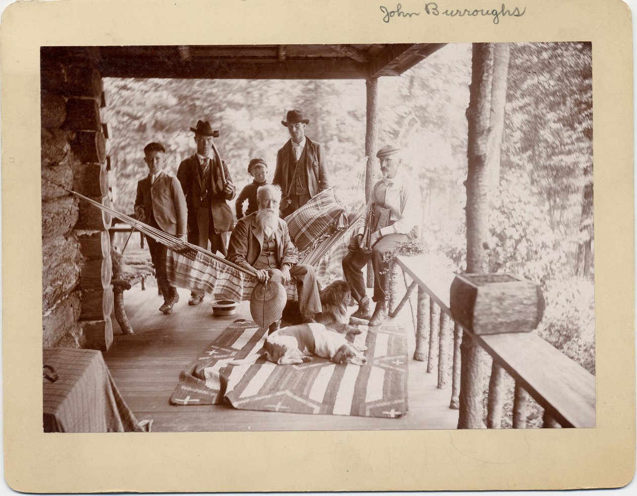 John Burroughs (1827-1921), amerikai természettudós, függőágyon ül a csoport közepén (ezüst-klorid fotó) alkotó: American Photographer