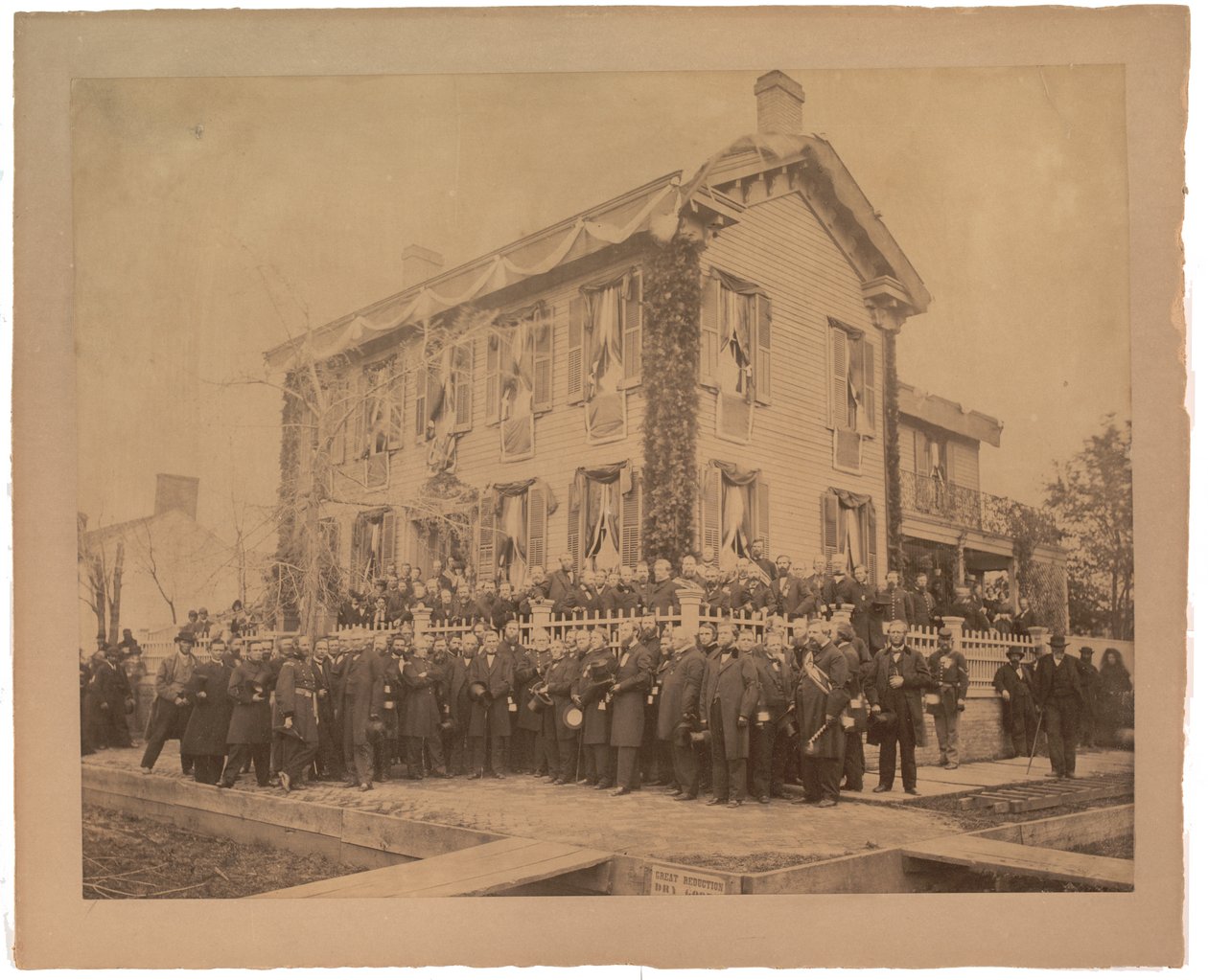 Lincoln Springfield-i otthonának nagyméretű albumnyomata a temetés után, 1865 (szépia fotó) alkotó: American Photographer