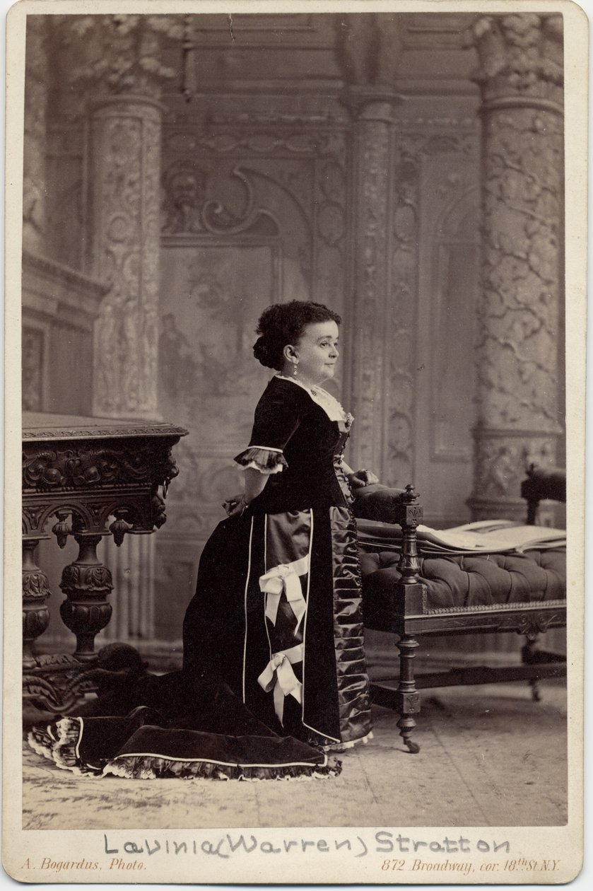 Mercy Lavinia Warren Bump Stratton, álnév: Mrs Tom Thumb (1841-1919), előadóművész, törpe, Charles Sherwood Stratton felesége, álnév: Tom Thumb tábornok (1838-83); fotó: A Bogardus, New York (alb alkotó: American Photographer
