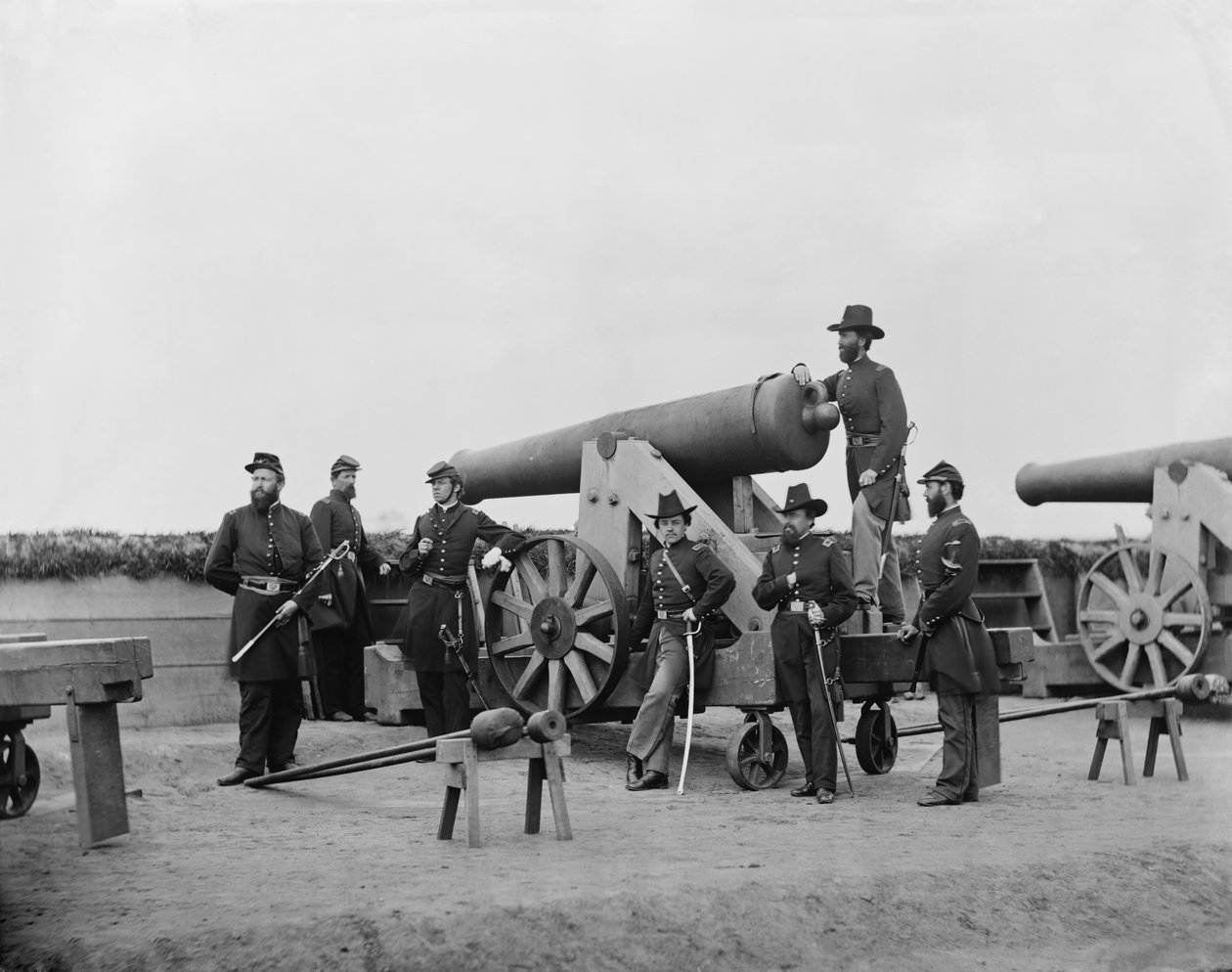 Nehéz fegyverrel pózoló tisztek Washington, D. C. környékén, kb. 1862 alkotó: American Photographer
