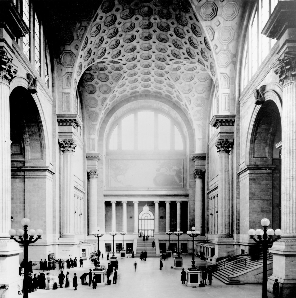 Pennsylvania pályaudvar, New York City, a fő váróterem észak felé néz, 1910 körül alkotó: American Photographer