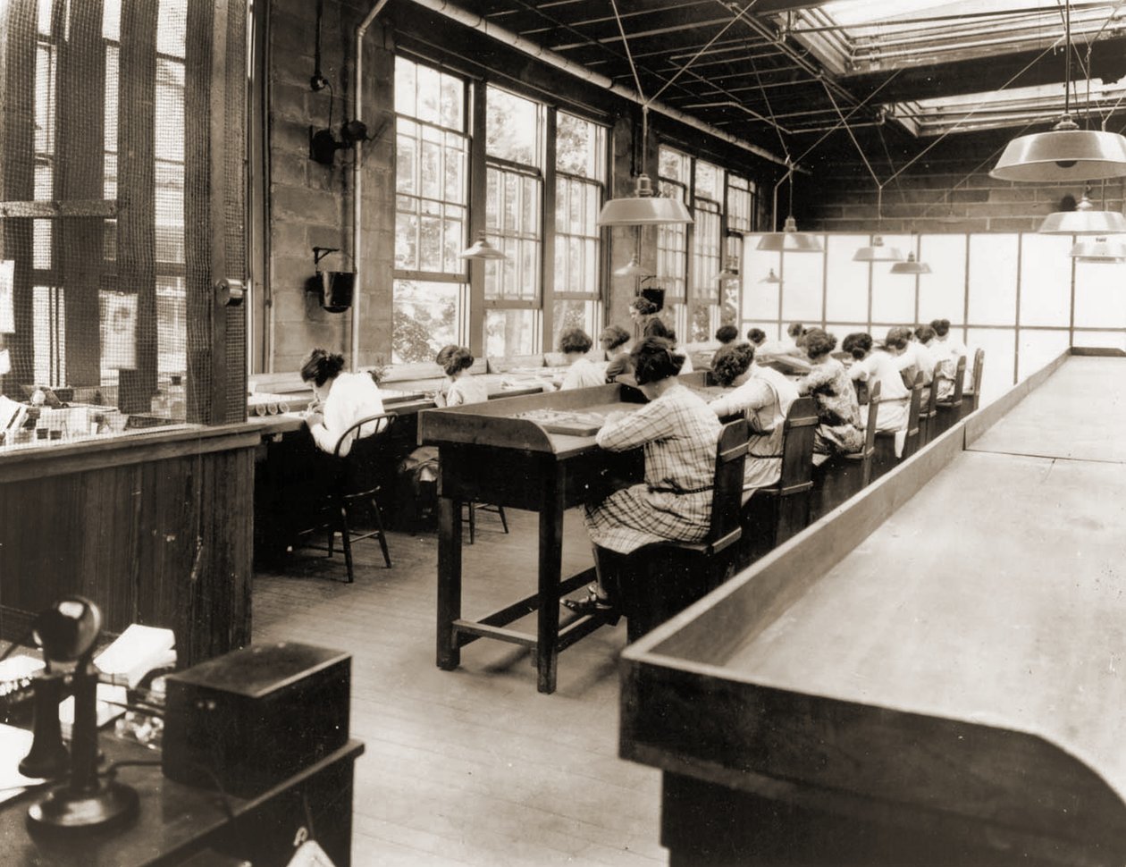 A Radium Girls az Egyesült Államok Radium Corporation gyárában dolgozik. 1922 körül (szépia fotó) alkotó: American Photographer
