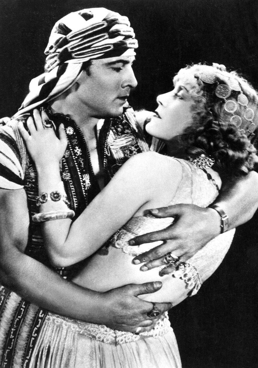 Rudolf Valentino mint Ahmed és Vilma Banky mint Yasmin a Son of the Sheik 1926-ban, 1930 körül alkotó: American Photographer