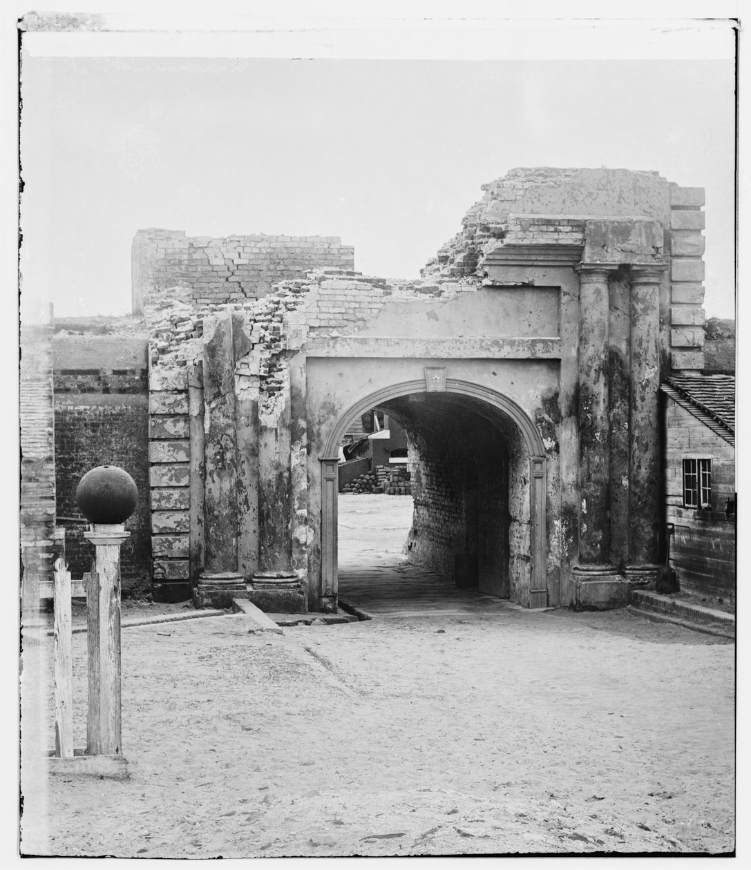 Fort Moultrie Sally-kikötője, Dél-Karolina, a háború végén, 1865-ben alkotó: American Photographer