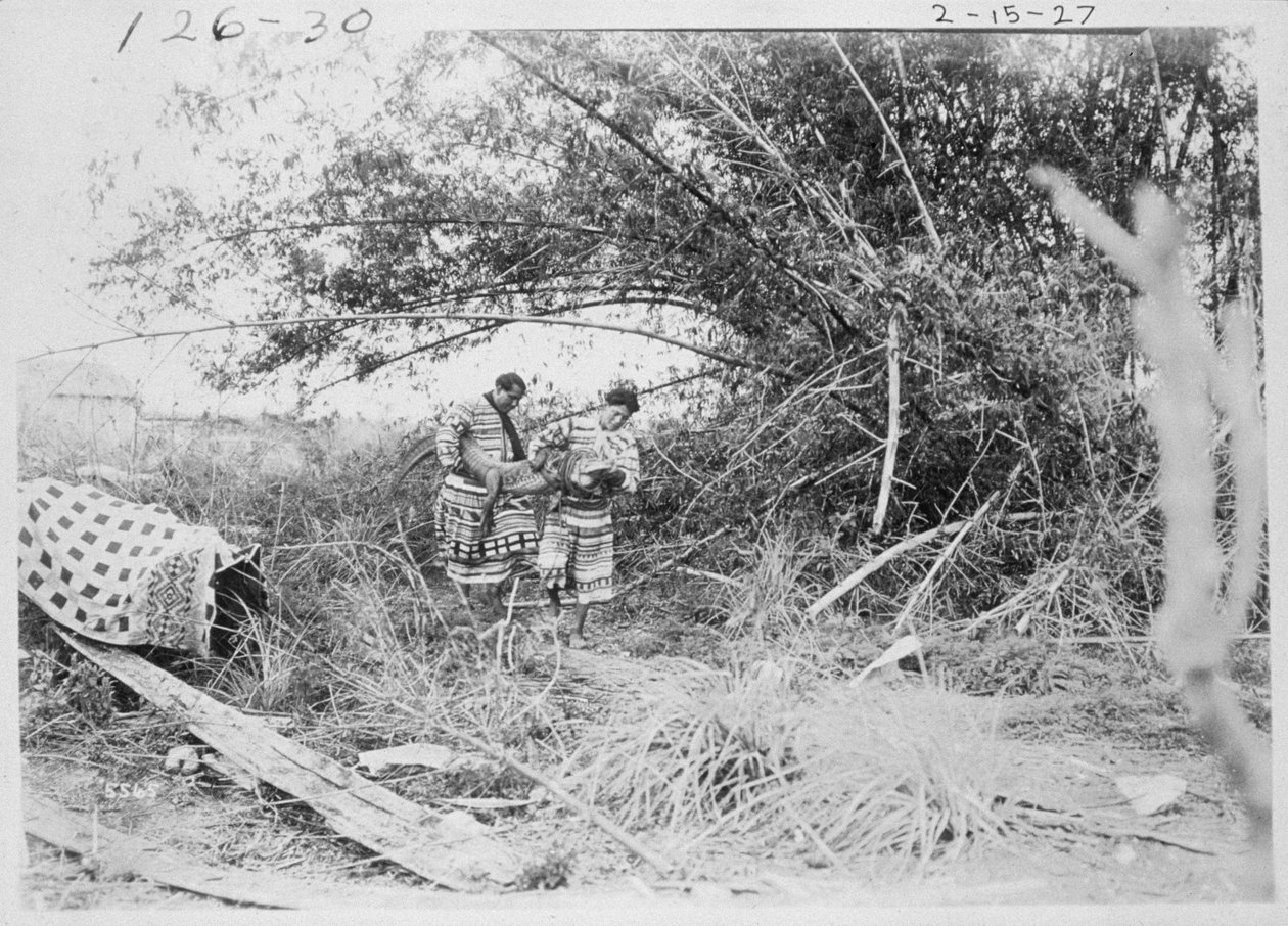 Seminole indiánok elfogott aligátorral alkotó: American Photographer