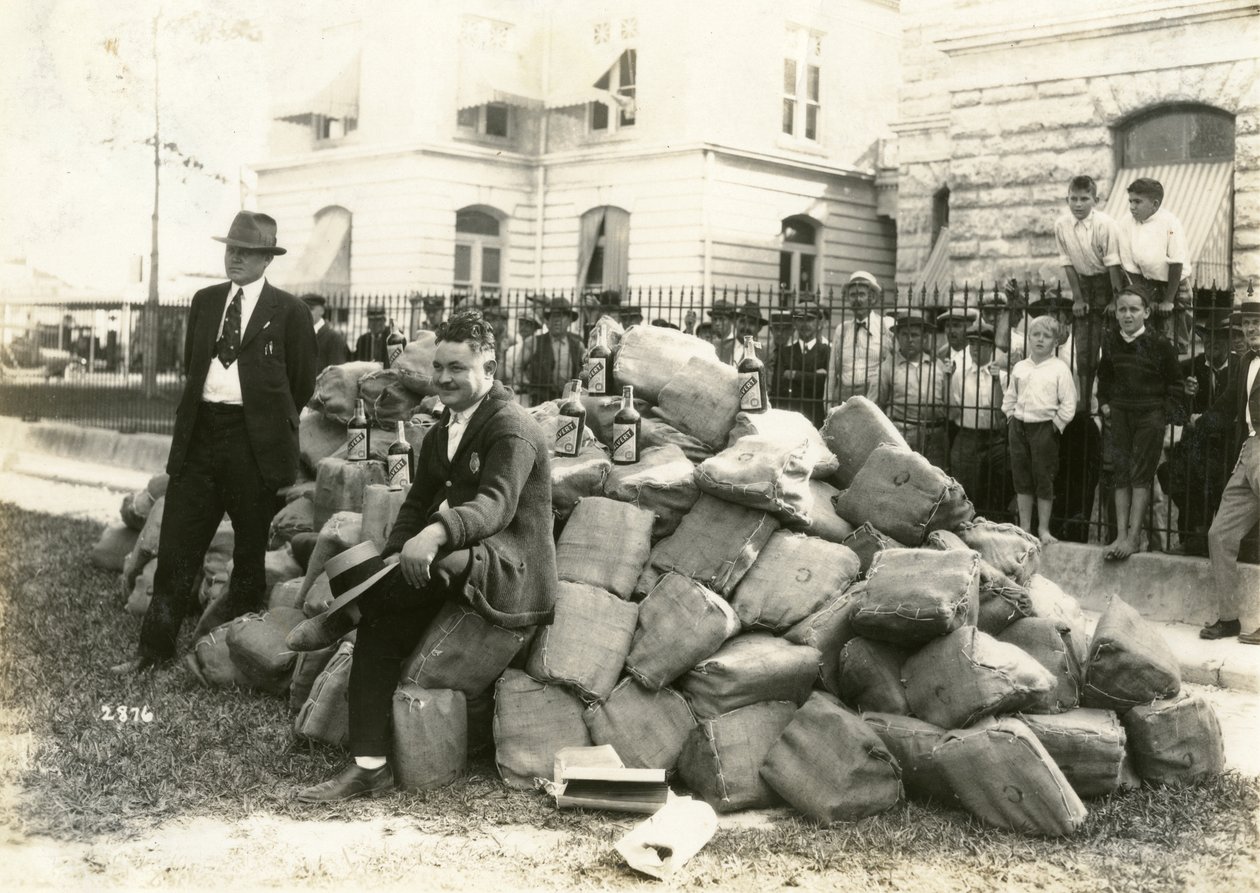 Allen seriff itallal a floridai Dade megyei börtön előtt, 1922 alkotó: American Photographer