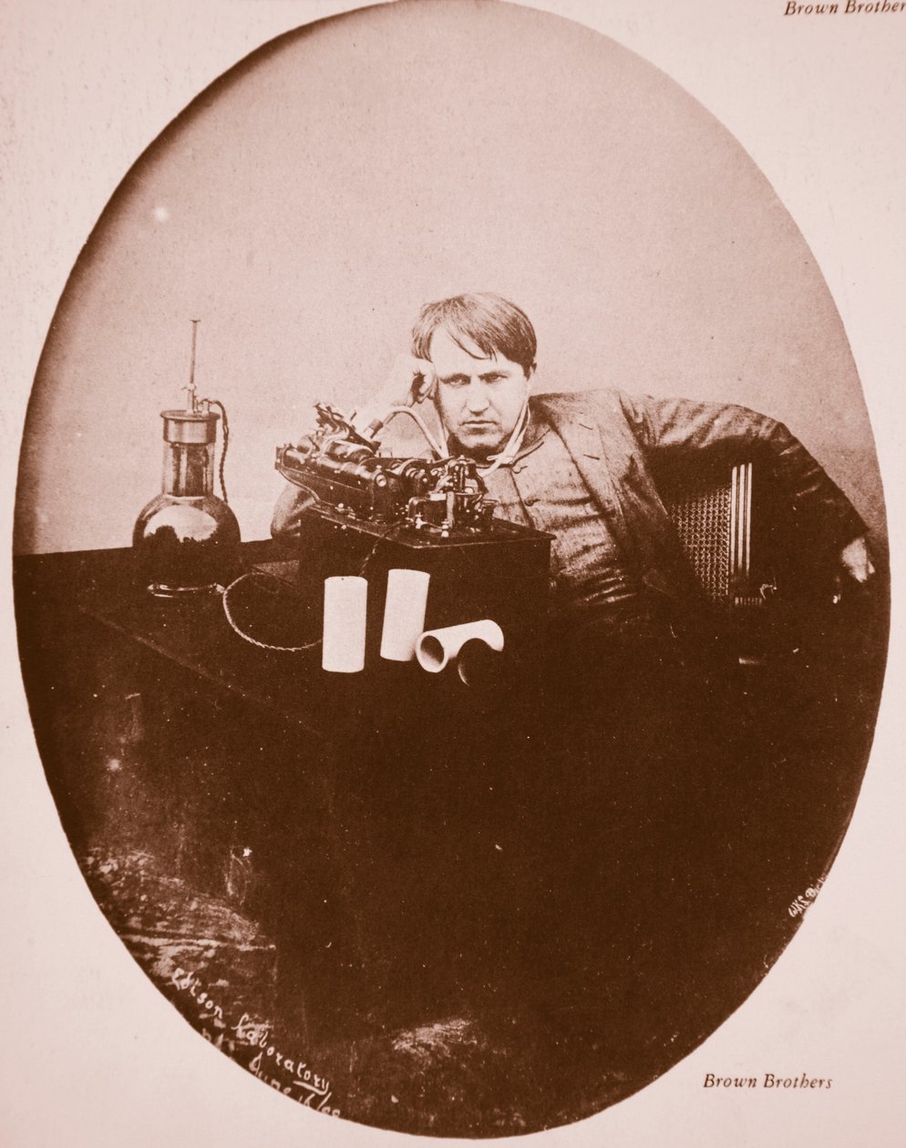 Thomas A. Edison továbbfejlesztett gépe mellett ül, 1889 (szépia fotó) alkotó: American Photographer