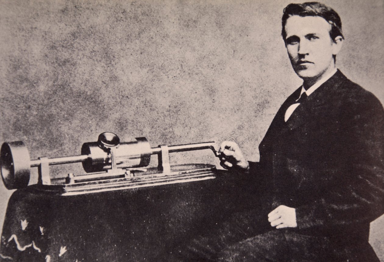 Thomas A. Edison találmánya, a fonográf mellett ül, 1878 alkotó: American Photographer