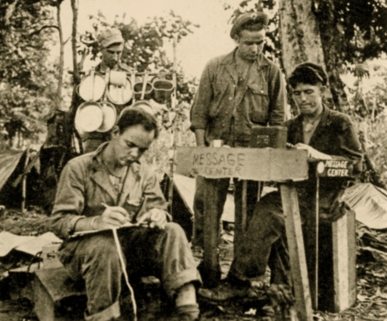 Az amerikai csapatok titkosírást tanulnak, Tarawa, Pápua Új-Guinea, 1943. június (szépia fotó) alkotó: American Photographer