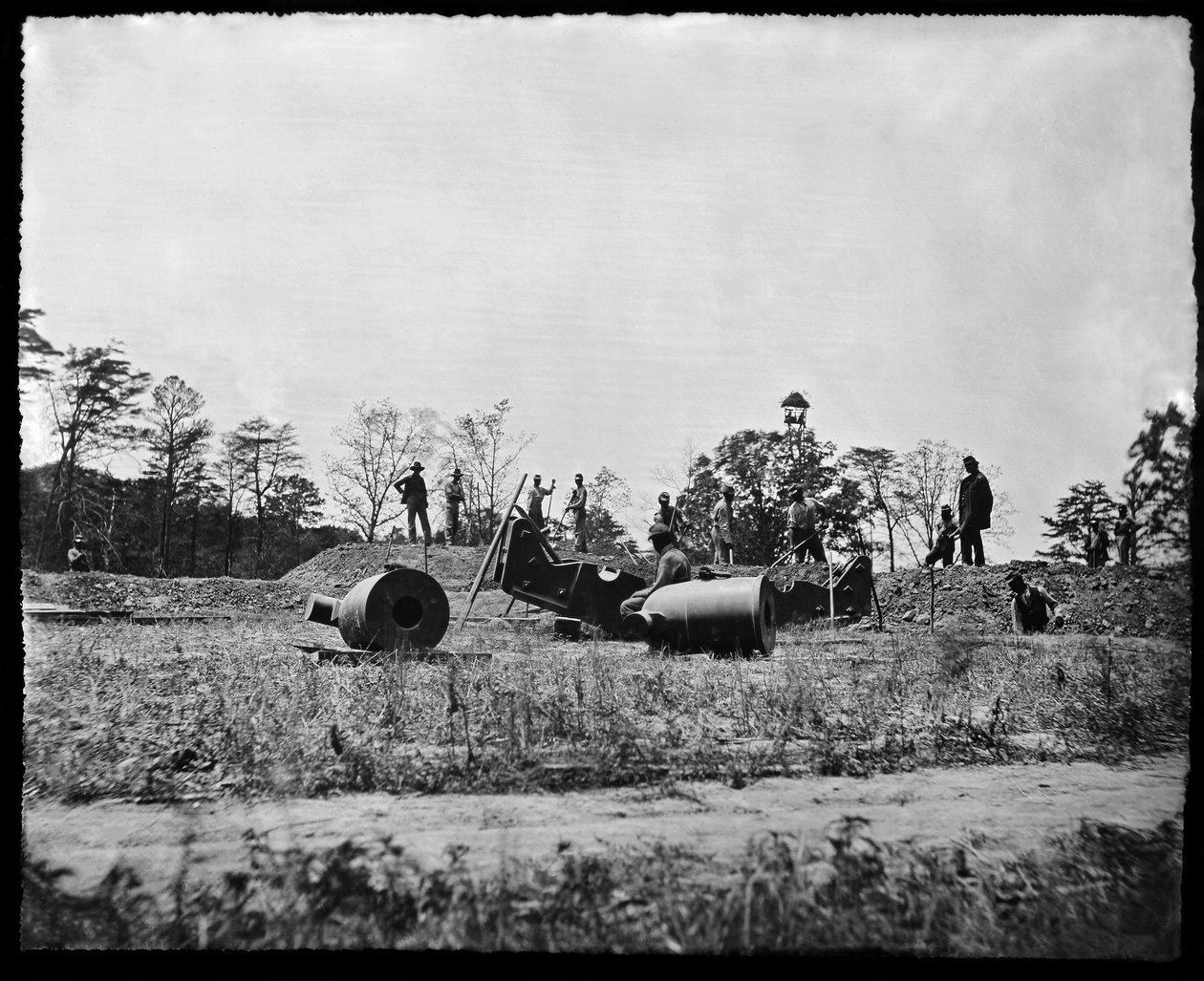 Szakszervezeti munka-részlet, habarcsok felszerelésére készül Petersburg (Virginia állam) közelében, 1864 nyarán alkotó: American Photographer