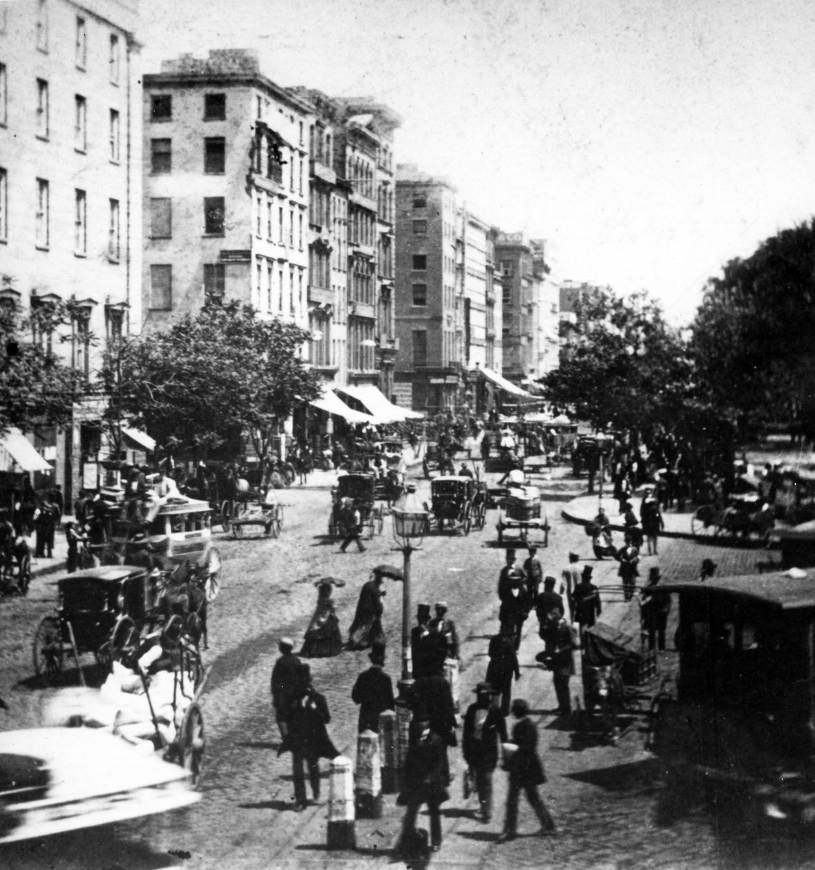Tekintse meg a Broadwayt az 1860-as évek Barnum Múzeumából alkotó: American Photographer