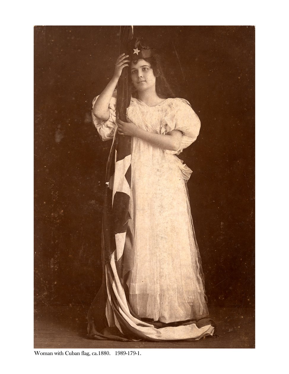 Nő kubai zászlóval, 1880 körül alkotó: American Photographer