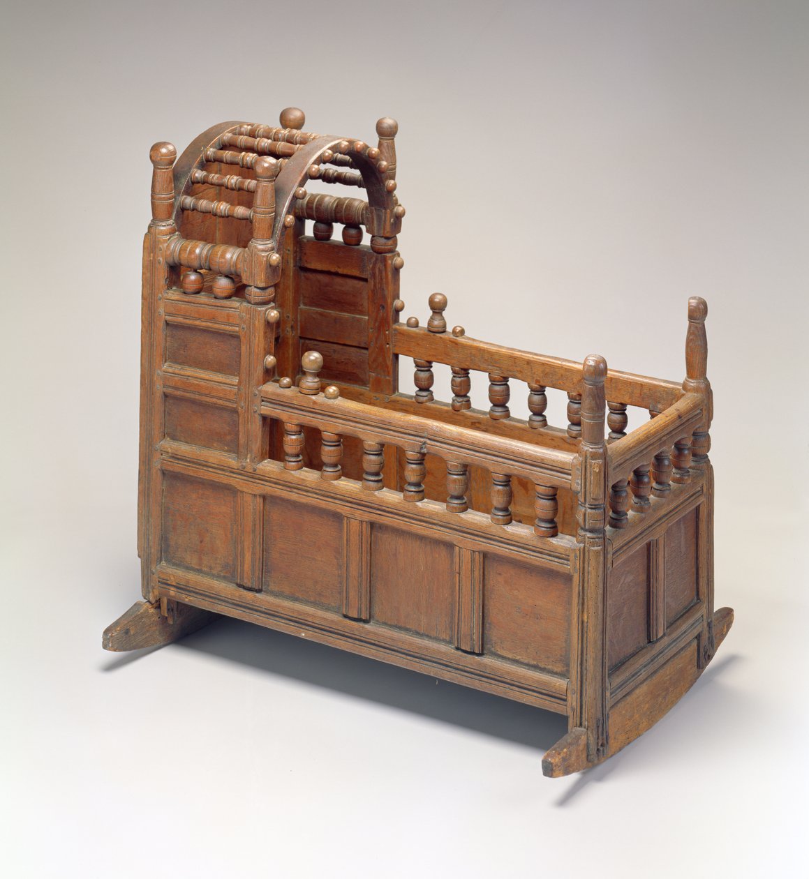 Cradle, Barnstable vagy Yarmouth, Massachusetts, 1665-85 (vörös tölgy és fehér fenyő) alkotó: American School