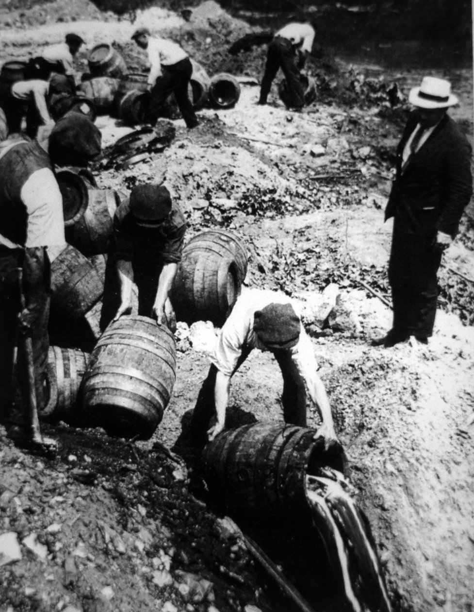 Egy amerikai szövetségi ügynök felügyeli a söröshordók megsemmisítését az amerikai tilalom idején (1920-33) (f/w fotó) alkotó: American Photographer