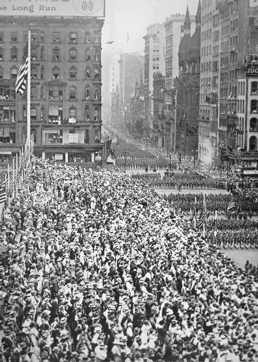 Egy egyesült államokbeli hadosztály New Yorkon keresztül parádézik az edzőtáborba menet, mielőtt Franciaországban szolgálatba állna alkotó: American Photographer