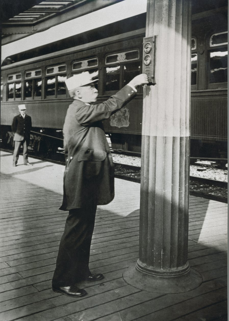 Egy karmester, aki a „Royal Blue” vonat közelgő indulását jelzi Washington D.C.-ben 1910-ben (f/w fotó) alkotó: American Photographer