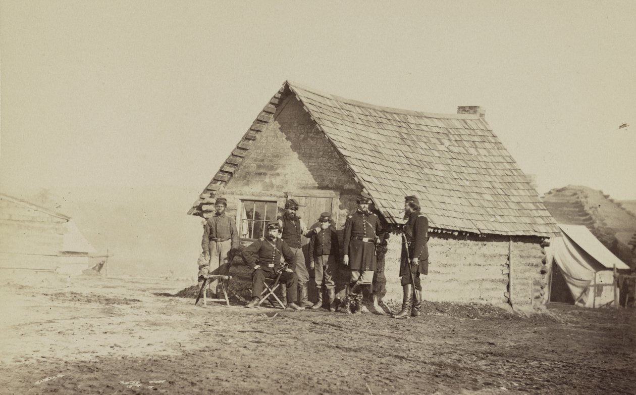 Egy csoport katona és két fiatal férfi, az egyik afroamerikai, a faháznegyed előtt áll, 1861-65 alkotó: American Photographer
