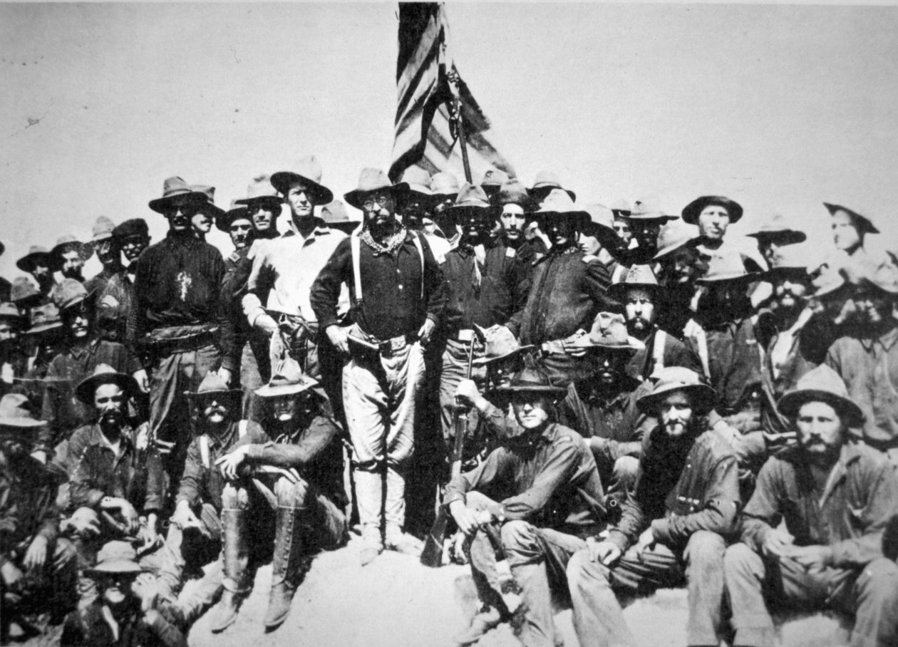 A diadalmas Theodore Roosevelt a "Rough Riders" lovasaival a San Juan Hillnél, Kubában alkotó: American Photographer