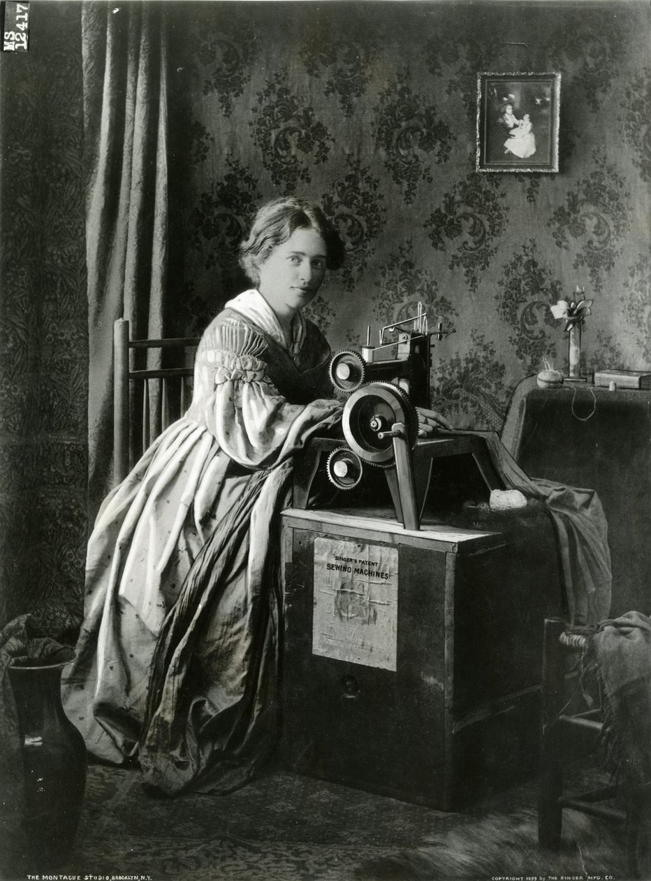 Singers szabadalmi varrógépek hirdetése, 1899 alkotó: American Photographer