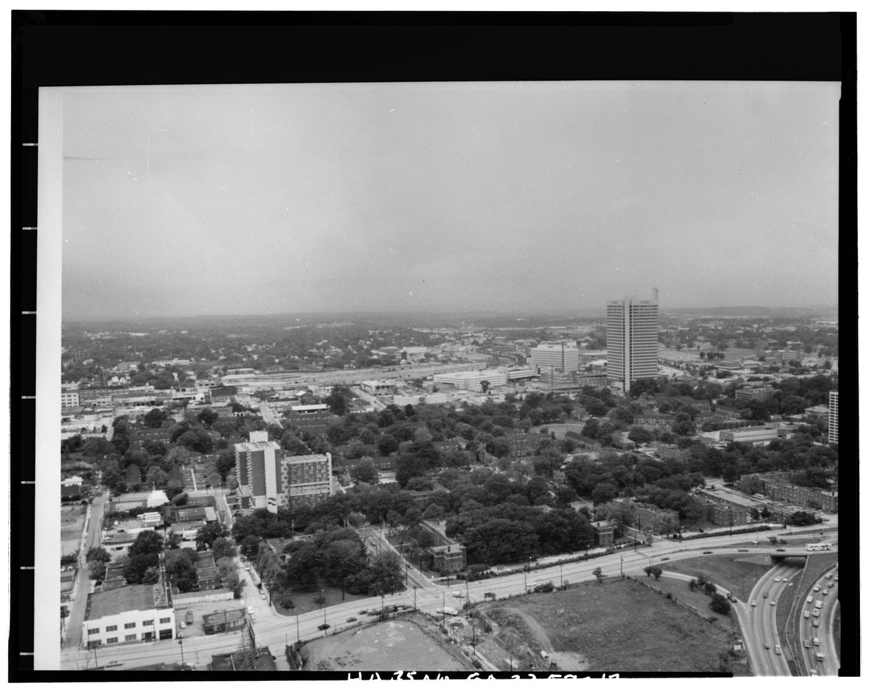 Légifelvétel északnyugati fekvésű, Techwood Homes (közház), North Avenue, Parker Street, William Street és Lovejoy Street, Atlanta, Fulton County, GA határa alkotó: American Photographer
