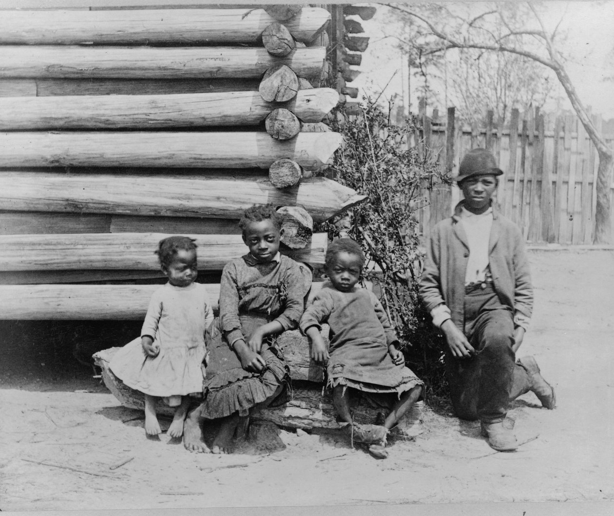 Afro-amerikai férfi gyerekekkel Thomasville közelében, Georgia államban alkotó: American Photographer