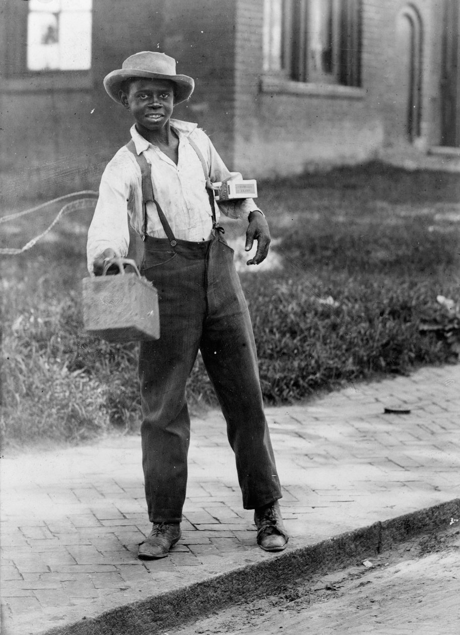 Afro-amerikai cipőtisztító fiú, 1899 körül (f/w fotó) alkotó: American Photographer