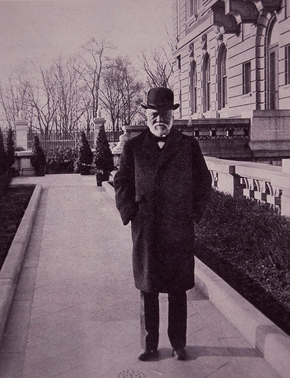 Andrew Carnegie a Fifth Avenue-i kastélya előtt, New Yorkban alkotó: American Photographer