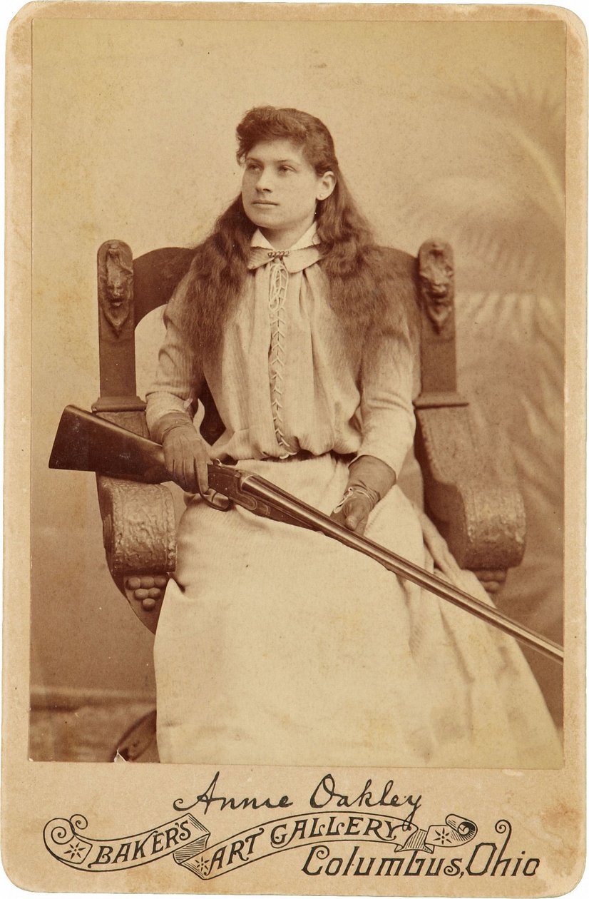 Annie Oakley: Annie Oakley:. Itt a legendás lövész meglehetősen tisztességesen ül egy masszív reneszánsz stílusú székben, egy vadászpuskával az ölében. Finom nőies vonásai és hulló haja meghazudtolja masszív kültéri képe ©Buyenlarge/UIG/Leemage alkotó: American Photographer