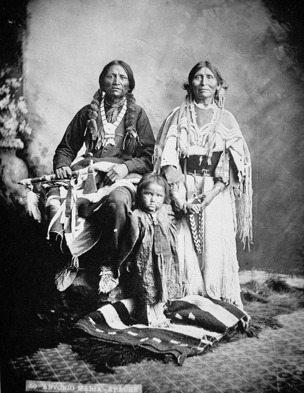Antonio Maria apacsfőnök a családjával alkotó: American Photographer