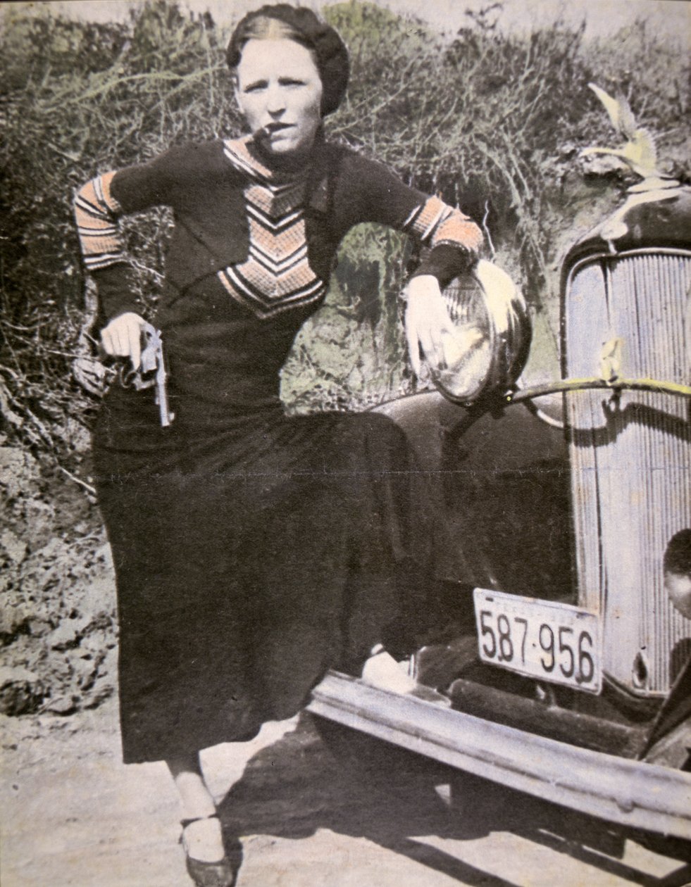 Bonnie Parker „keménynek” pózol egy pisztollyal és szivarral, 1934 körül (f/w fotó) alkotó: American Photographer