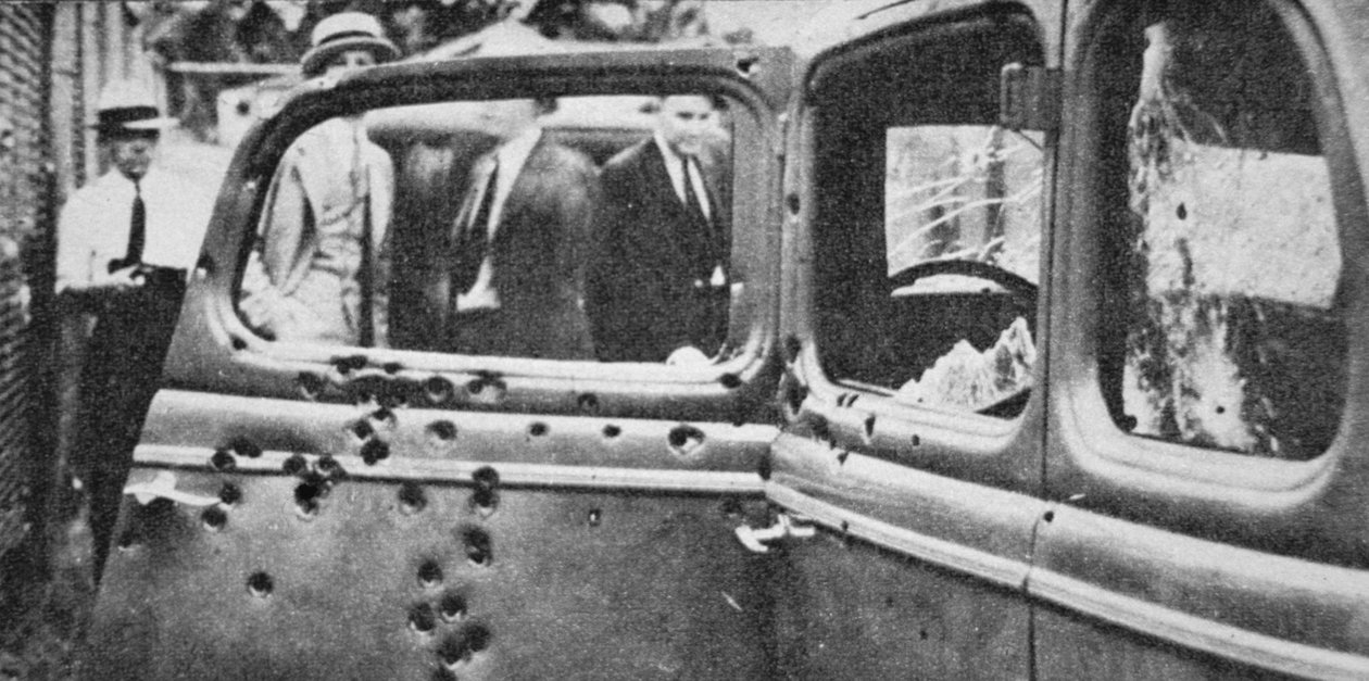 Bonnie és Clyde golyókkal teli autója alkotó: American Photographer