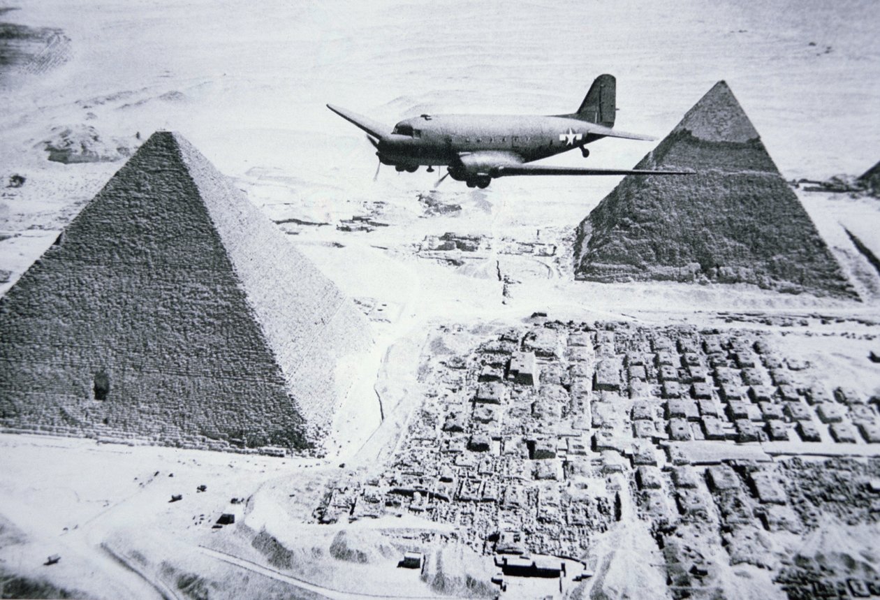 A C-47 egyiptomi piramisok felett repül alkotó: American Photographer