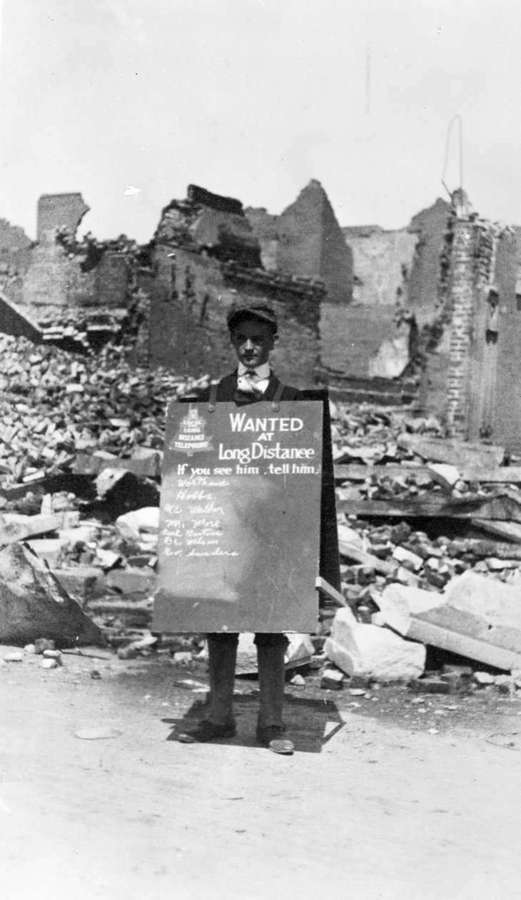 Call Boy for Phone Company az 1900-as galvestoni vihar után alkotó: American Photographer