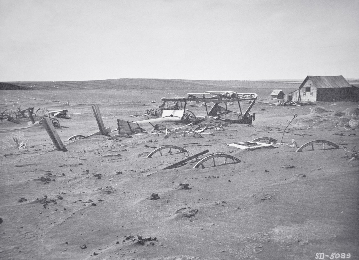 Por és homok által betemett autók és mezőgazdasági gépek, Dallas, Dél-Dakota alkotó: American Photographer
