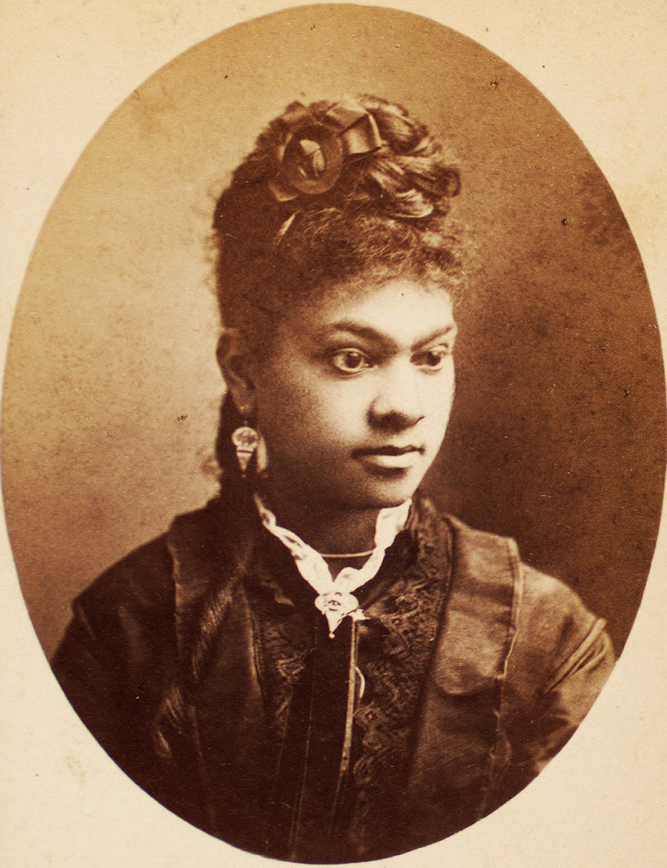 Carte de visite fiatal afro-amerikai nőről, 1870 körül alkotó: American Photographer