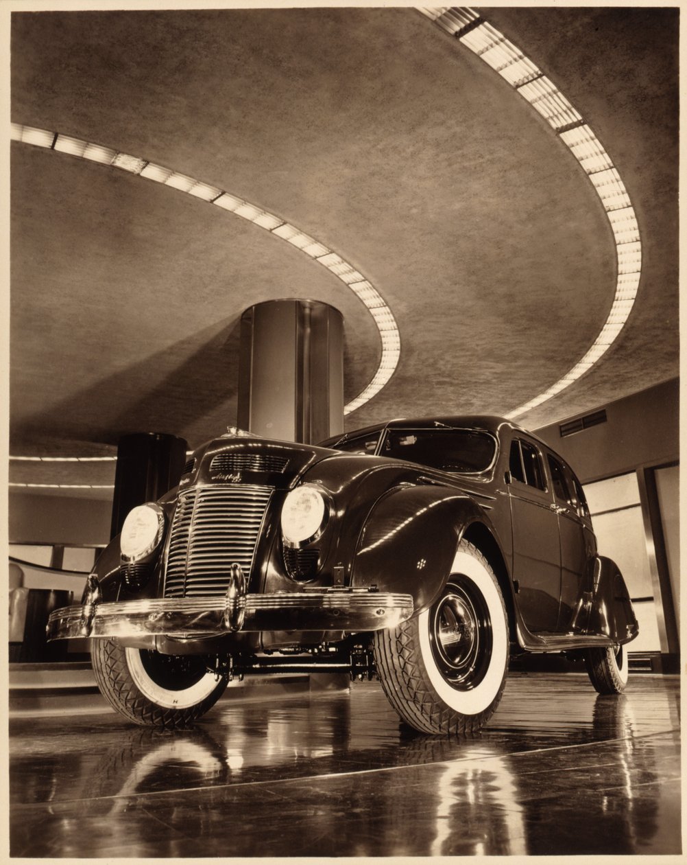 Chrysler Airflow négyajtós szedán, pub. 1937 (szépia fotó) alkotó: American Photographer