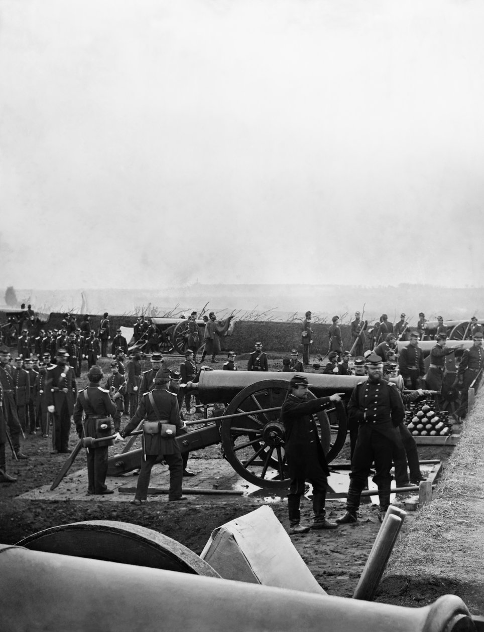 Tyler ezredes és az 1. Connecticuti nehéztüzérség Fort Richardsonban, 1861 végén alkotó: American Photographer