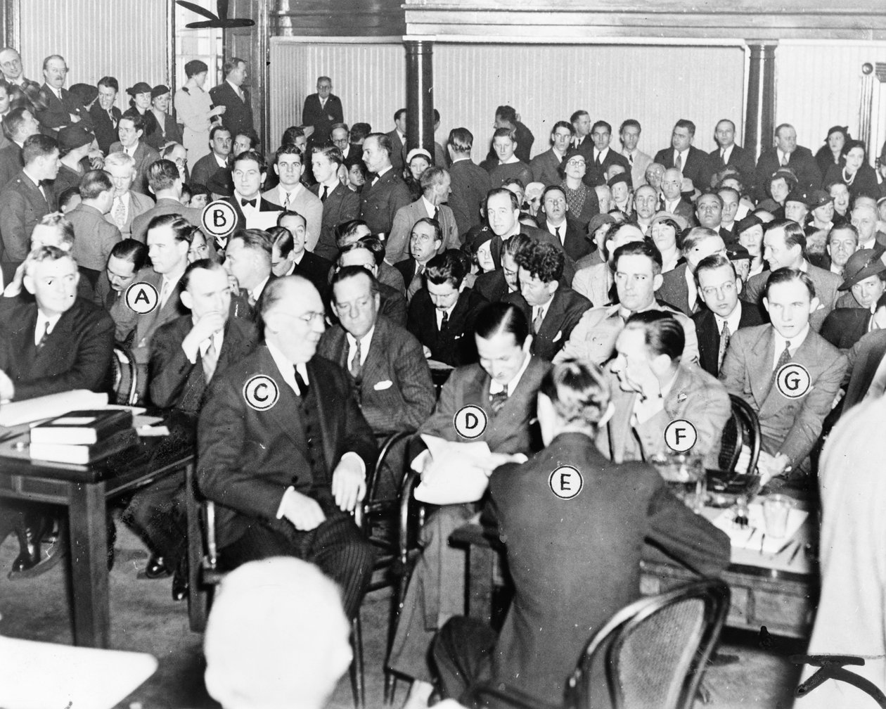 Megnyílik a New Jersey-i bíróság Bruno Richard Hauptmann (jobb szélső) perének tárgyalása Charles Lindberghs baba elrablása és halála miatt, 1935 alkotó: American Photographer